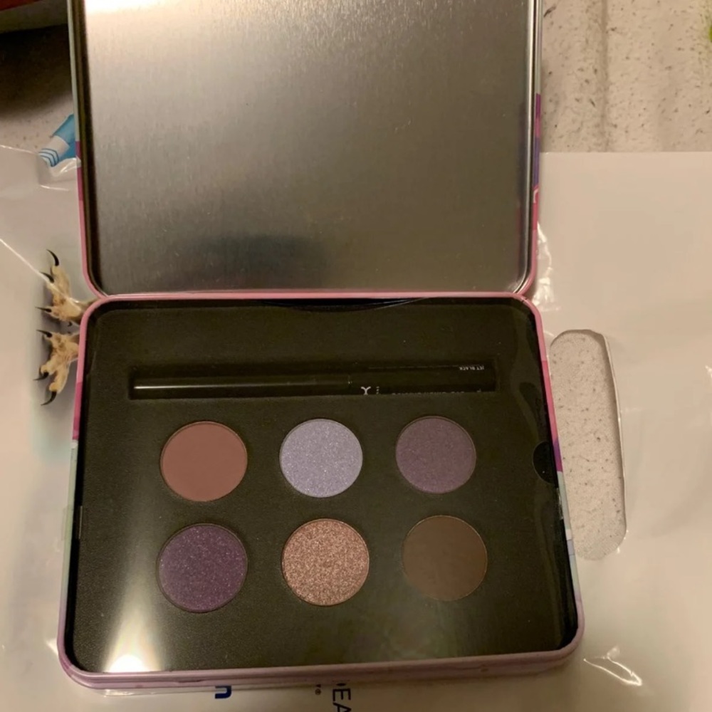 NYX PARADISE FLUFF EYESHADOWS WITH EYELINER